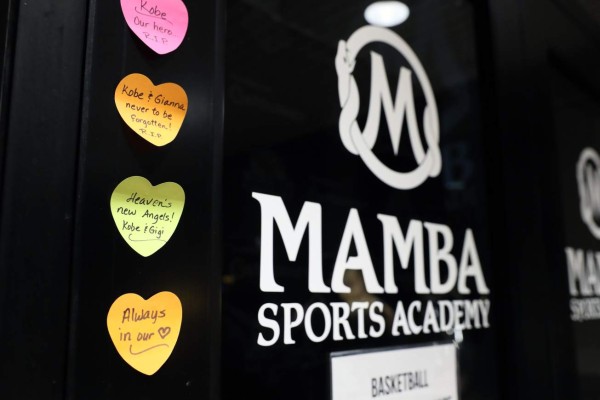 CALABASAS, CALIFORNIA - JANUARY 27: Messages are left at a makeshift memorial outside Mamba Sports Academy for former NBA great Kobe Bryant, 41, and his daughter Gianna, 13, who yesterday died in a helicopter crash en route to the facility January 27, 2020 in Calabasas, California. Nine people perished in the crash. Josh Lefkowitz/Getty Images/AFP== FOR NEWSPAPERS, INTERNET, TELCOS & TELEVISION USE ONLY ==