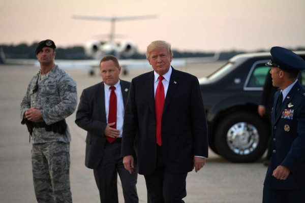 Trump 'pierde' La Bestia en pleno aeropuerto