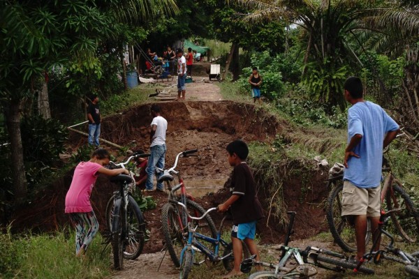 Familias de La Lima llevan cinco días a la intemperie