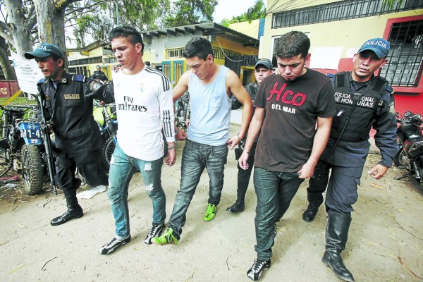 Policías capturan a tres supuestos asaltantes en Tegucigalpa