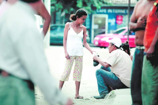 En el barrio Medina hay otro grupo de menores explotadas