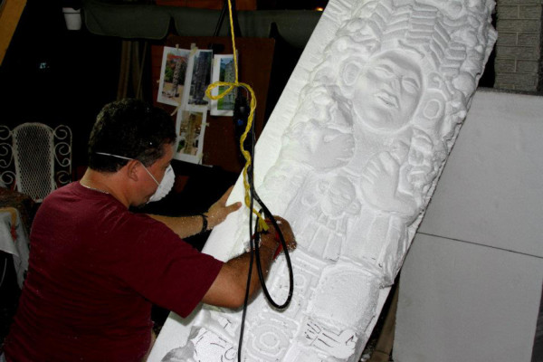 El hondureño de los mil oficios causa horror con su arte