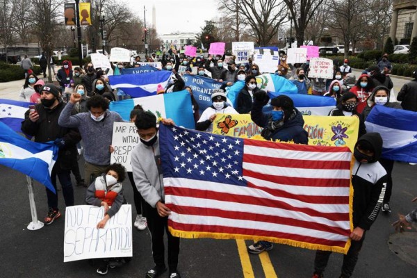 Hondureños protestan frente a la Casa Blanca pidiendo a Biden un nuevo TPS