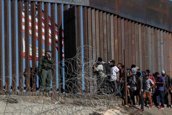 Arrestan a 42 migrantes que ingresaron a EEUU por la frontera con México