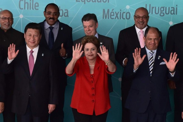 A base de dólares, China se afianza en América Latina