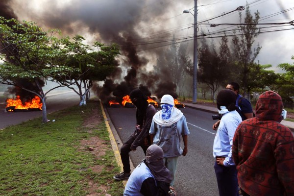 Encapuchados del MEU en Comayagua y Tegucigalpa paralizan tráfico en la CA-5