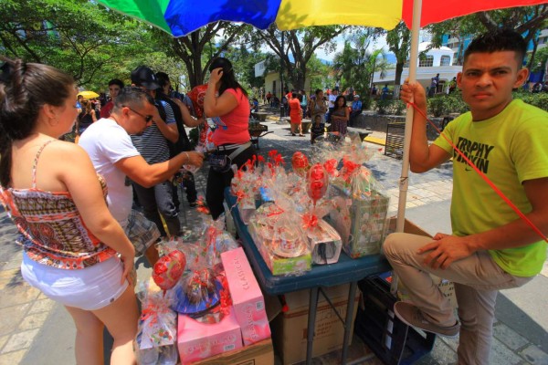 Con pasteles y flores agasajaron a las madres hondureñas