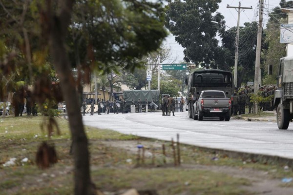 Trasladan a 'El Pozo' a 755 pandilleros del penal de San Pedro Sula