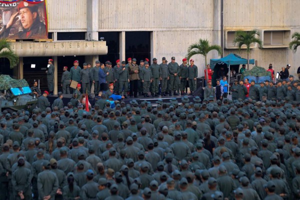 Maduro llama a los militares a combatir a 'cualquier golpista'