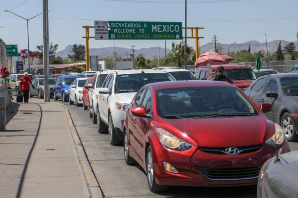Drivers line up at the Cordova-Americas international bridge in Ciudad Juarez, Chihuahua state, Mexico as Customs and Border Protection (CBP) agents in El Paso, Texas, U.S. partially closed the lanes, delaying the crossing of vehicles on March 31, 2019. - President Donald Trump on Friday again accused Mexico of failing to curb the flow of migrants illegally entering the US, and threatened to close the border 'next week' unless something changes. The security measure is due to the 'humanitarian crisis' declared by CBP because it has processed 13 thousand 400 migrants detained by the Border Patrol. (Photo by Herika Martinez / AFP)