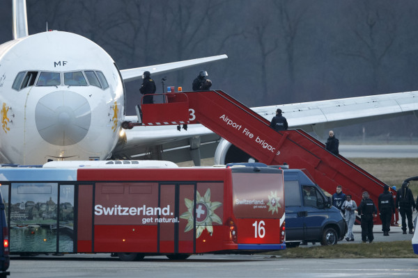 Detienen a copiloto que secuestró un avión