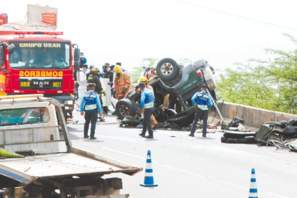 Rastra choca con camioneta y mata a hondureño y dos mexicanos en carretera CA-5
