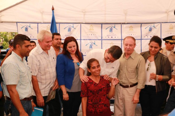 Juan Orlando entrega casas a familias pobres