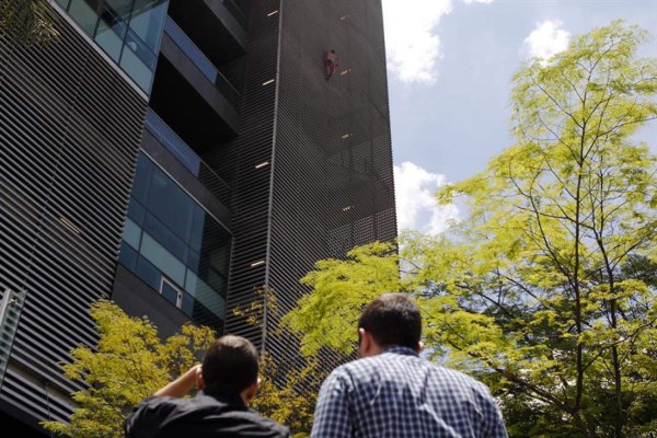 Vídeo: El 'Spiderman ruso' es arrestado tras escalar sin seguridad un edificio en Colombia