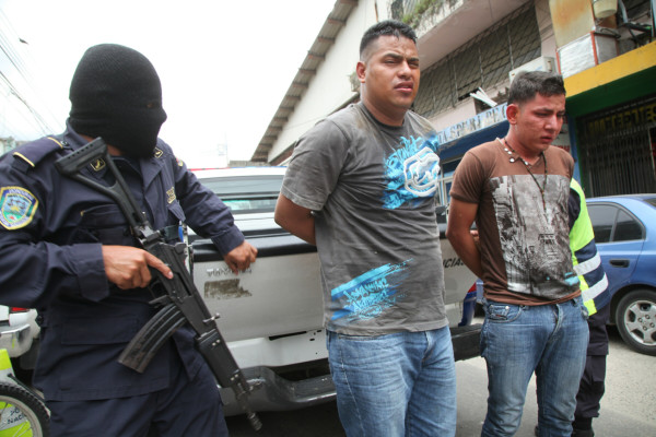 Capturan in fraganti a dos supuestos ladrones