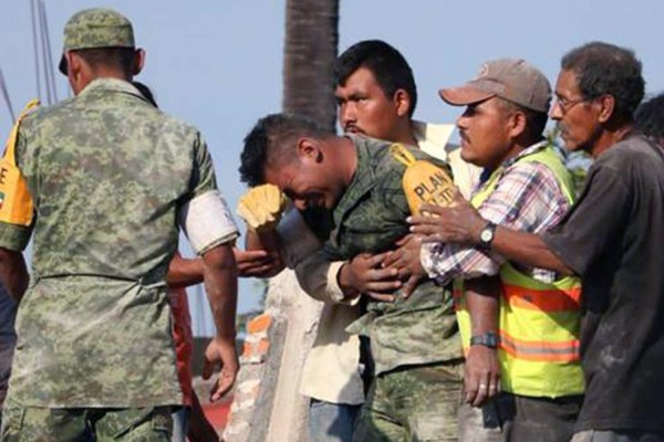 El sentido homenaje a soldado que recuperó los cuerpos de una madre y su hija