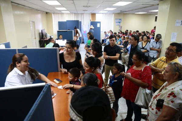 Tres oficinas resultan insuficientes para la elevada demanda de pasaportes