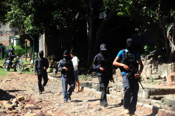 Semienterrado hallan cadáver de un Policía