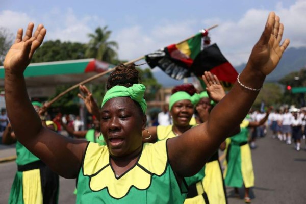 Un grupo de mujeres garífunas cantas a sus ancestros en el centro de San Pedro Sula.