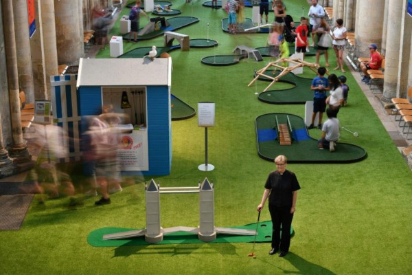 Una catedral británica instala un minigolf para atraer fieles