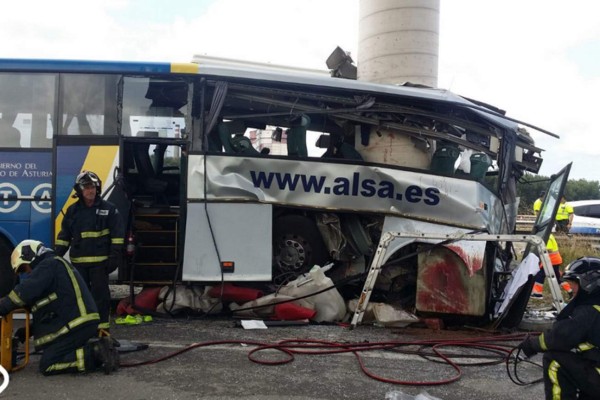 Cinco muertos en España al impactar un autobús contra una columna