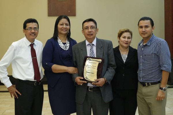 Por su dedicación y aporte a la comunidad entregan premios a tres maestros del año