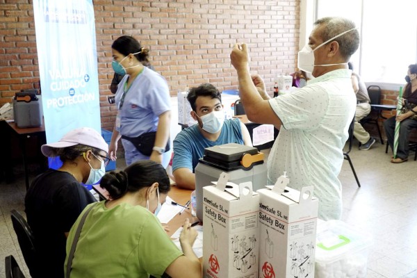 Unas 1,200 personas vacunan al día contra el covid en San Pedro Sula