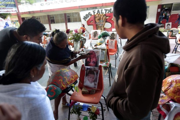 México conmemora primer aniversario de desaparición de los 43
