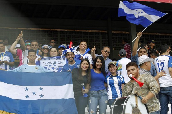Los primeros valientes catrachos ya están en Sol Este y Sur del estadio Morazán