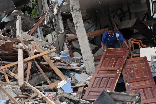 Sube a 646 número de muertos por sismo en Ecuador