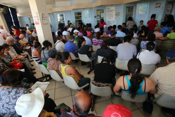 Agonizan finanzas del IHSS por contratos multimillonarios