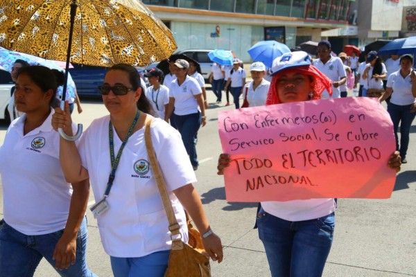 Estudiantes de enfermería protestan por tercer día consecutivo