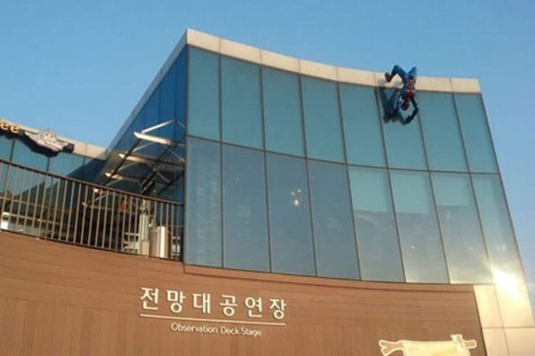 Polémica por estatua de Spiderman con una erección