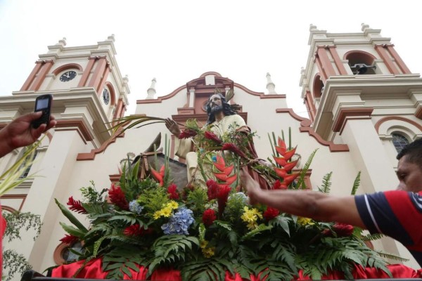 Miles de católicos sampedranos celebran el Domingo de Ramos