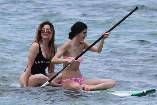 Kim Kardashian luce su bikini con orgullo