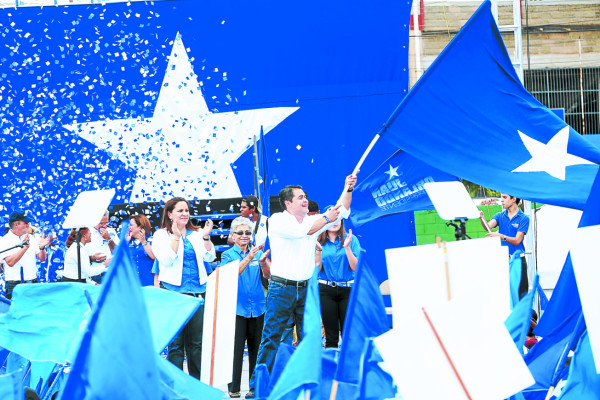 Una campaña sin insultos promete Juan Orlando Hernández