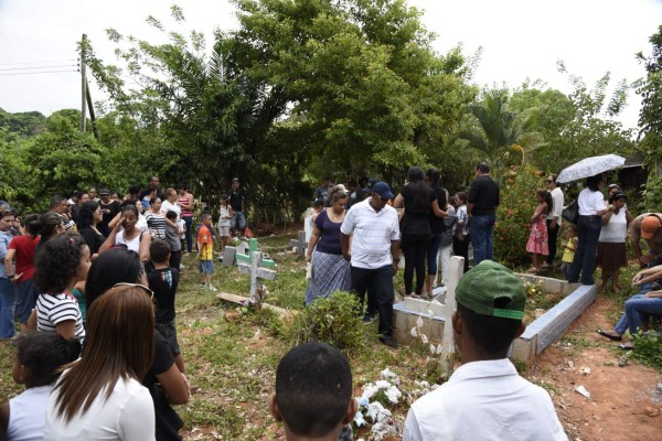 Pesar e impotencia en sepelio de maestra y su hijo