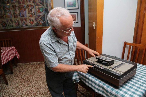 No hay quien lo iguale armando los rompecabezas más grandes del mundo