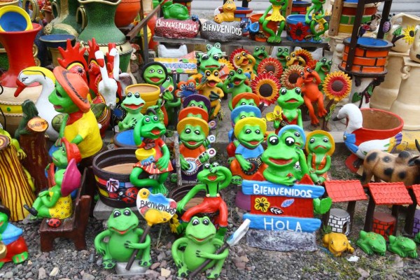 Filas de puestos exponiendo sus llamativos adornos y curiosidades sin fin, bordean la carretera motivando a los viajeros a hacer un alto para adquirir al menos un recuerdo de su paso por Pozo Azul.