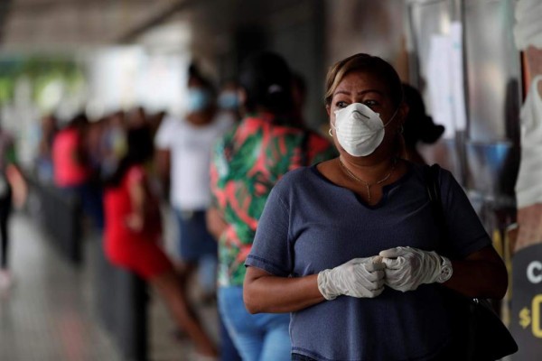 Nueva norma en Panamá: solo mujeres en filas de supermercados