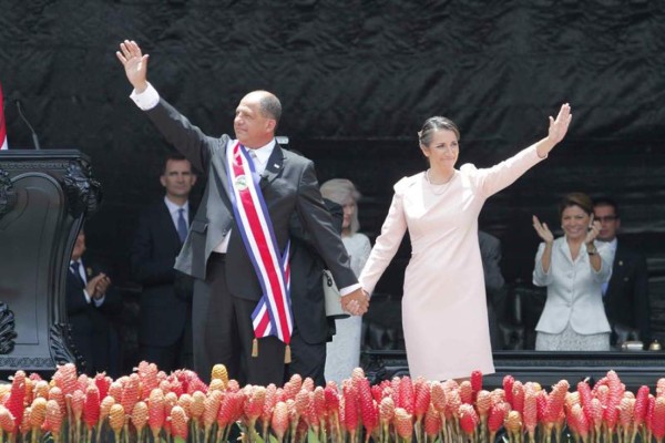 Solís asume el poder en Costa Rica con el peso de las expectativas de cambio