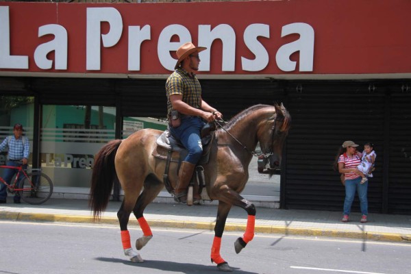 Desfile hípico de la Agas encanta a los sampedranos