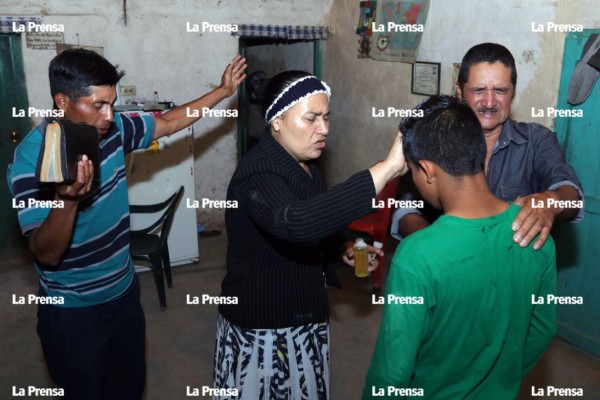 La madre de un pequeño de nueve años se acercó a una de las casas donde los pastores oraban, pero mientras esperaba su hijo se desvaneció.