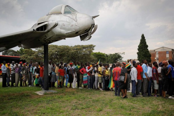 XAU04. HARARE (ZIMBABUE), 22/11/2017.- Zimbabuenses esperan a la llegada del exvicepresidente expulsado Emmerson Mnangagwa (no en la imagen), en la base aérea de Manyame (Zimbabue) hoy, 22 de noviembre de 2017. Mnangagwa, designado por el oficialismo para suceder a Robert Mugabe en la Presidencia de Zimbabue, regresó hoy al país y está previsto que jure como presidente provisional el próximo viernes. EFE/ Kim Ludbrook