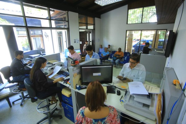 Transportistas se quejan por mora en permisos de operación en el IHTT