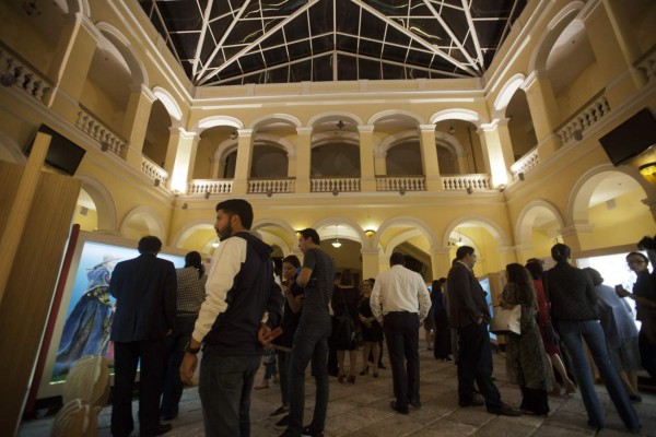 Docenas de personas asisten a la inauguración de la exposición didáctica '16 personajes que maravillan y... Miguel de Cervantes' en Tegucigalpa (Honduras). La exposición fue inaugurada como parte de las actividades culturales para rendir homenaje a uno de los más grandes escritores de la literatura española. El acto estuvo a cargo del embajador de España en Tegucigalpa, Miguel Albero, la ministra de Educación hondureña, Rutilia Calderón, y la directora del Museo de la Identidad Nacional (MIN), Eva Carolina Gómez, quienes elogiaron la obra de Cervantes, cuyo cuarto centenario de muerte se cumplió en 2016. EFE/Gustavo Amador
