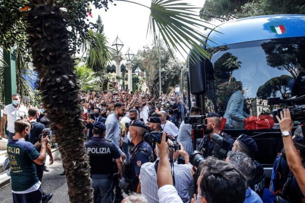 Rome (Italy), 12/07/2021.- The Italian national soccer team leaves the Parco dei Principi hotel enroute to Quirinale Palace, Rome, Italy, 12 July 2021. Italy beat England in a penalty shootout to win the European Championship final at London's Wembley Stadium in Britain. (Italia, Reino Unido, Londres, Roma) EFE/EPA/FABIO FRUSTACI