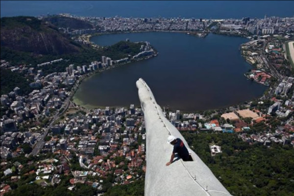 Comienzan a reparar el Cristo Redentor alcanzado por rayos
