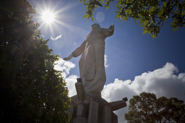 El Cristo del Picacho domina el horizonte capitalino.