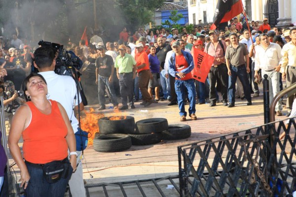 Libre arma zafarrancho nunca antes visto en el Congreso de Honduras